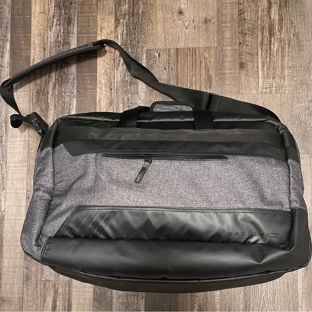 OAKLEY CARRY ALL Large DUFFLE Weekend BAG Black & Grey Tactical Gym Hiking Trail